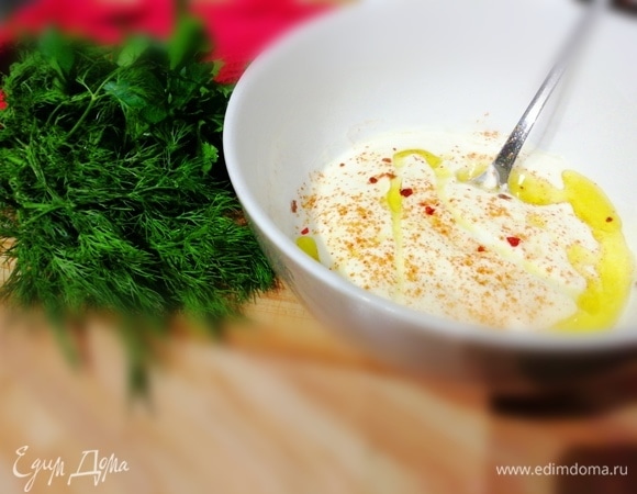 Смешайте йогурт с лимонным соком, чесночной кашицей, 2 ст. л. оливкового масла, солью и перцем. Можно посыпать соус хлопьями перца чили и сладкой паприкой. Нарежьте побольше свежей зелени. Подойдет любая зелень, например петрушка, укроп, мята, кинза, эстрагон (тархун) и другие.