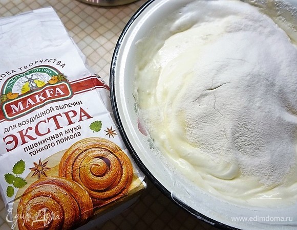 Добавляем муку «Экстра» MAKFA, разрыхлитель, аккуратно перемешиваем снизу вверх.