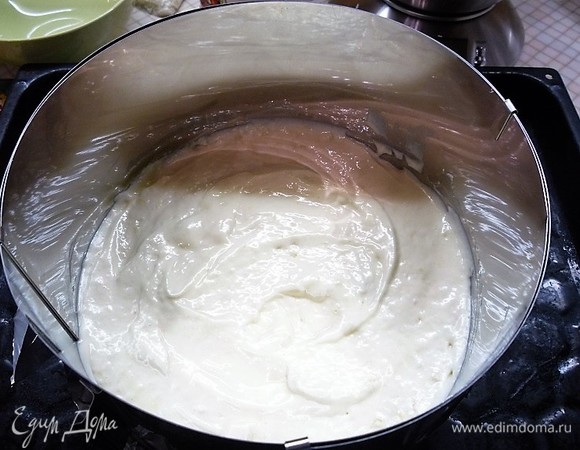 Выкладываем тесто в форму (у меня размером 22 см) и выпекаем бисквит в заранее разогретой духовке при температуре 180°C 35–40 минут. Даем готовому бисквиту остыть и разрезаем на четыре части.