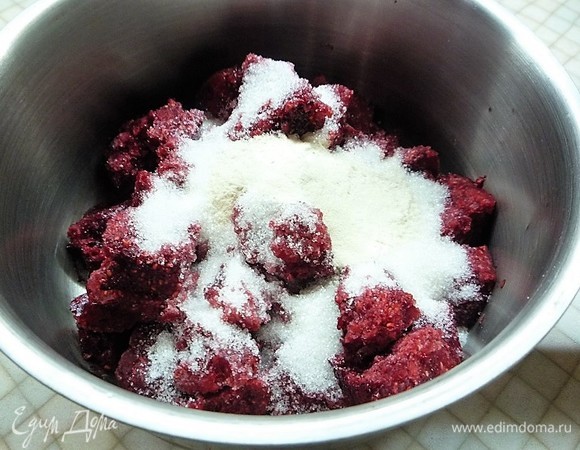 Приготовим малиновый мармелад. В кастрюлю выкладываем малину, всыпаем весь сахар, добавляем агар, перемешиваем и ставим на маленький огонь, следим, чтобы смесь не подгорела. Можно добавить немножко холодной воды. Даем смеси закипеть и снимаем с огня. Малину я рекомендую оставить с косточками, так вкус получается насыщенным и натуральным.