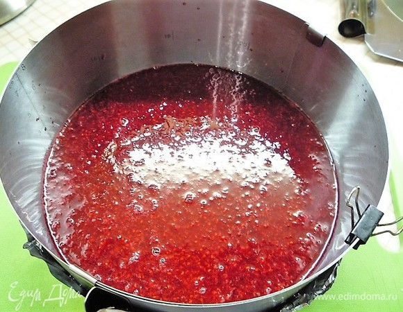 Выливаем мармелад в форму (у меня 22 см) и даем остыть при комнатной температуре. Затем просто вынимаем готовый мармелад.