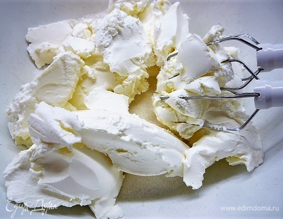 Приготовим крем. Начинаем взбивать сыры: маскарпоне и сливочный, добавляем сахар и ванилин, взбиваем.