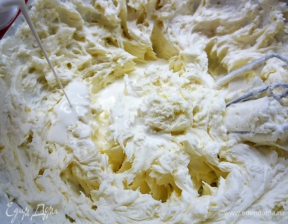 Вливаем сливки и продолжаем взбивать до однородной массы.