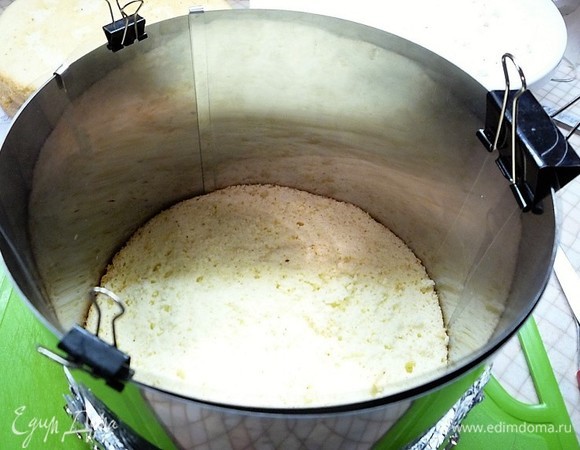 Собираем торт. Бока разъемной формы застилаем ацетатной пленкой, кладем вниз первый бисквит.