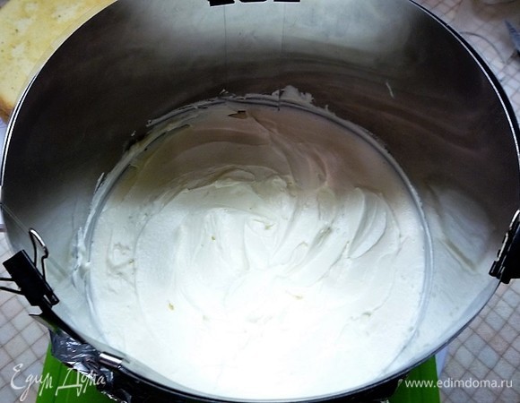 Поверх бисквита выкладываем крем (примерно 4–5 столовых ложек), равномерно распределяем.