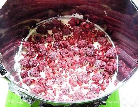 Поверх крема выкладываем ягоды малины.