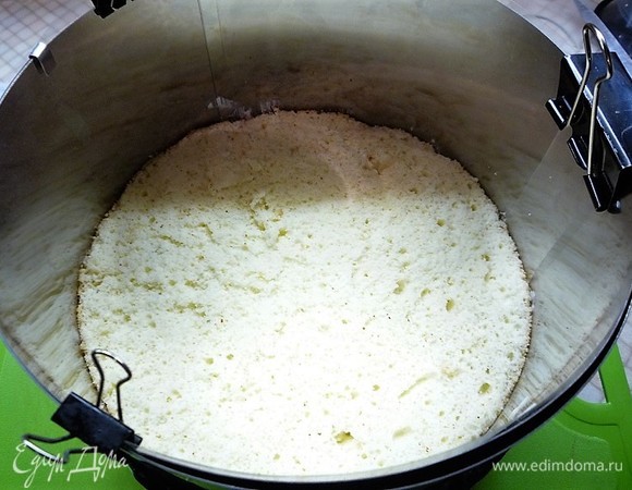 Поверх малины кладем бисквит, немножко придавливаем его.