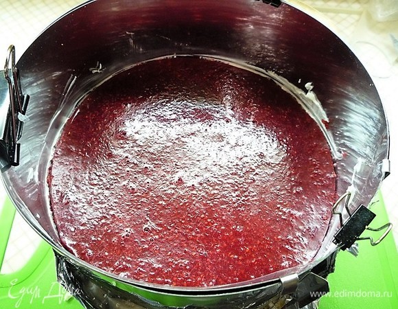 На крем выкладываем круг из малинового мармелада.