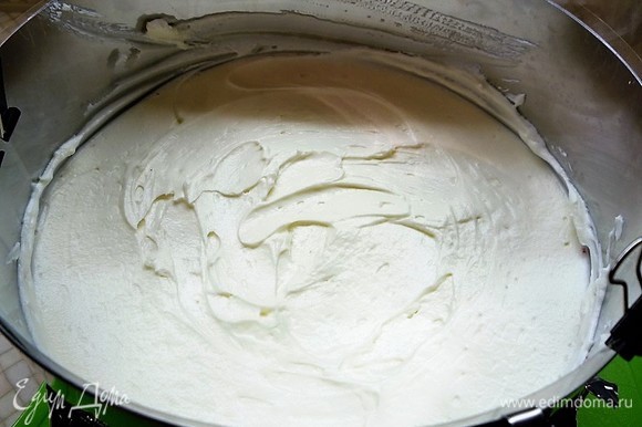Поверх мармелада выкладываем слой крема.