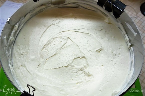Поверх бисквита выкладываем еще немного крема.