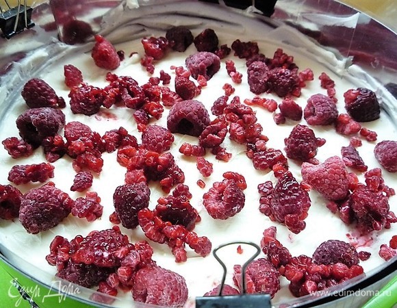 На крем насыпаем ягоды малины.