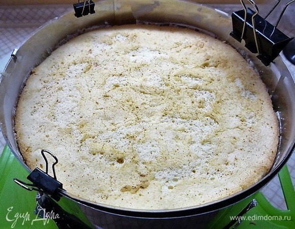 Поверх малины кладем четвертый бисквит. Форму накрываем пищевой пленкой и убираем на ночь в холодильник.