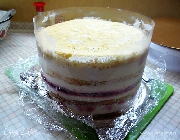 По истечении времени вынимаем торт из холодильника, убираем пищевую пленку, форму, снимаем ацетатную пленку.