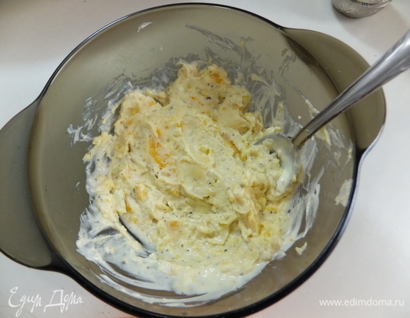 Очищаем вареные яйца. Разрезаем яйцо пополам. Отделяем желтки от белков. Разминаем желтки вилкой. В желтки кладем измельченный раздавленный чеснок, черный молотый перец и добавляем майонез ТМ «МахеевЪ». Фаршируем яичные белки.