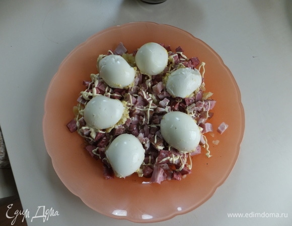 Укладываем яйца срезом вниз по кругу.