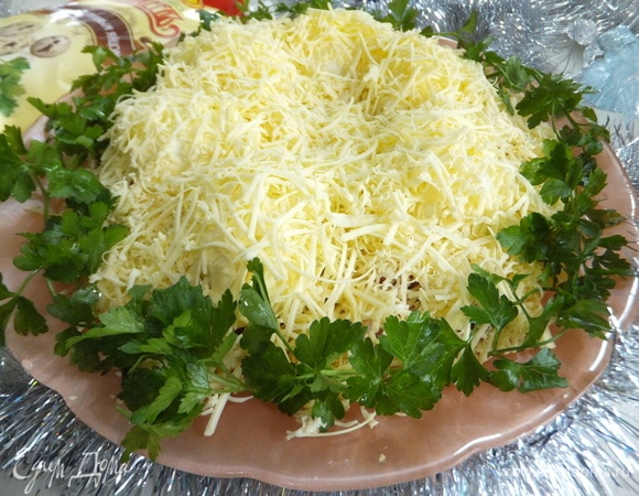 Трем сверху сыр на мелкой терке и украшаем зеленью петрушки. Приятного аппетита!