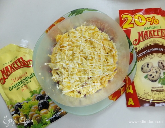 Измельчаем яйца. Делаем майонезную сеточку.