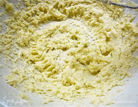 Приготовим крем для украшения: взбиваем масло комнатной температуры с сахаром 5–7 минут.