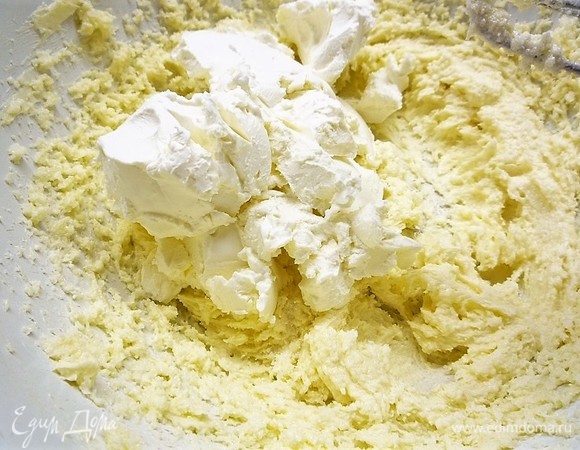 Добавляем сливочный сыр и ванилин.