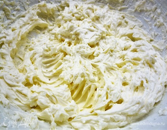 Взбиваем до однородной белой массы и растворения сахара (примерно 5 минут).