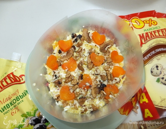 Крупно рубим грецкий орех. На него кладем морковь, вырезанную в форме сердечек.