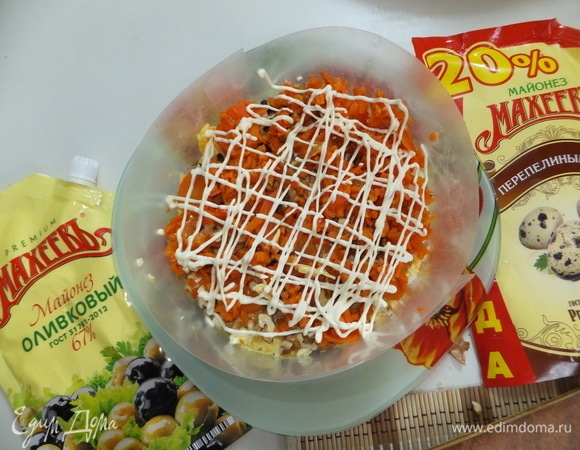 Кладем тертую морковь. Делаем майонезную сеточку.
