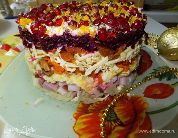 Затем трем на терке свеклу, сверху покрываем майонезом. Украшаем гранатами и цедрой апельсина. Приятного аппетита!