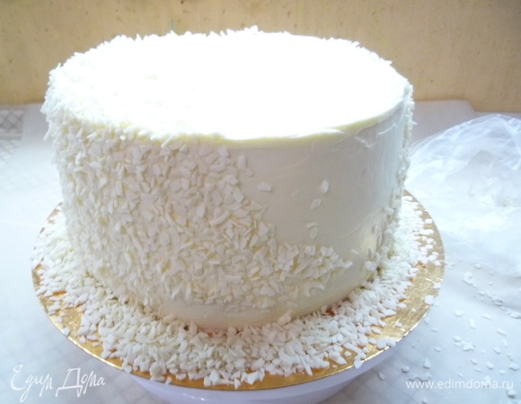 Смазываем бока и верх торта получившимся кремом и посыпаем шоколадной крошкой.