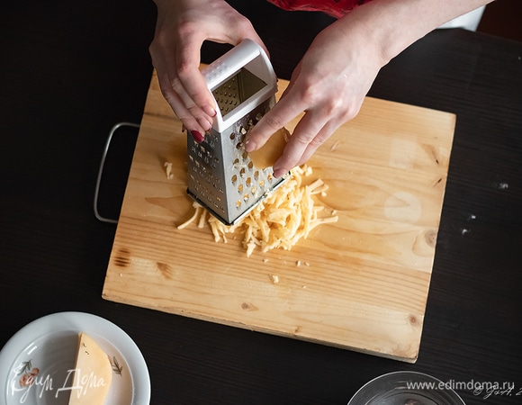 100 г сыра пекорино натереть на средней терке.