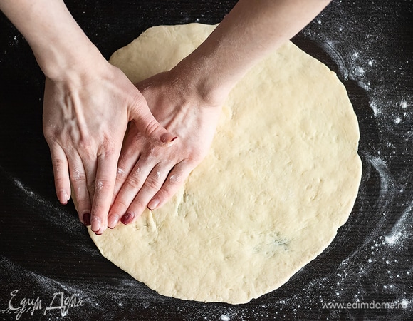 На лепешку вылить 2 ст. л. оливкового масла и распределить его кисточкой, уделяя особое внимание краям. Посыпать 0,5 ч. л. сушеного орегано, полить приготовленным томатом (примерно половиной от всего сваренного количества).