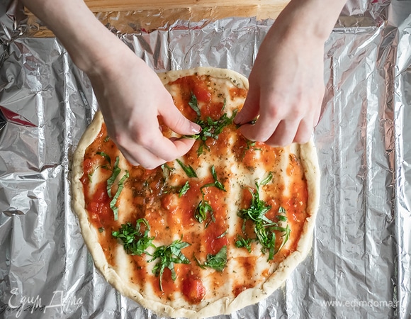 Пять листиков свежего базилика свернуть трубочкой и нарезать на узкие ленточки, высыпать их на заготовку.