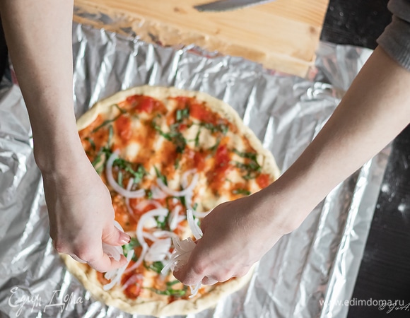 Добавить нарезанный лук.