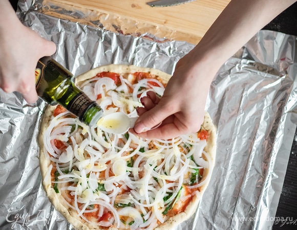 Сверху вылить 3 ст. л. оливкового масла и еще раз смазать бортики.