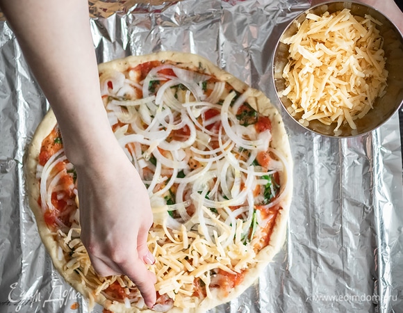 Посыпать тертым сыром.