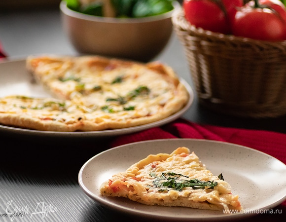 В идеале, пиццу нужно готовить в печи или с использованием специальных камней. Но у меня есть только духовка, которую я заранее разогрела на максимум (до 250°C) еще в самом начале готовки. Решетку нужно накрыть фольгой, смазать ее оливковым маслом, на нее положить пиццу и поставить в духовку на самый верхний уровень. Запекать до золотистой корочки (зависит от духовки, у меня на это ушло 25 минут).