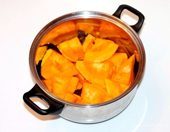 Тыкву почистить от семян, нарезать кусками и выложить в кастрюлю. На 700 г тыквы я налила 0,5 стакана воды. Воды не должно быть много, она должна покрывать только дно. Закрываем плотно кастрюлю крышкой и оставляем варить тыкву на слабом огне минут 20, не более. Протыкаем ее вилкой — если прокалывается, то готова! Воду сливаем, тыкву охлаждаем.