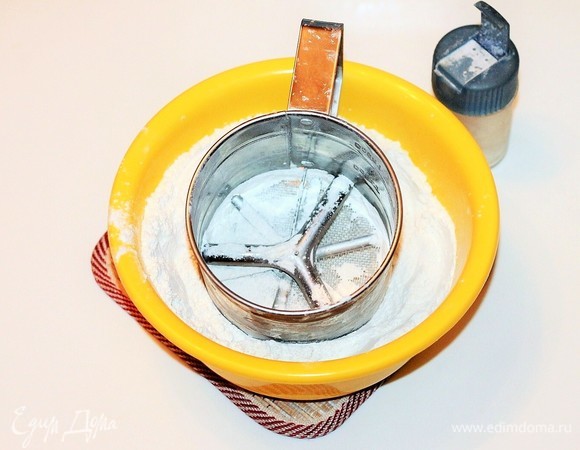 Приготовим тесто. Просейте муку. У меня ушло 680 г муки и 5 ст. л. для посыпки.