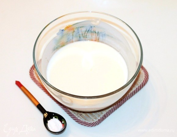 В кефир комнатной температуры добавьте соль и соду. Хорошенько перемешайте и оставьте на 5 минут. Затем добавьте небольшими частями муку (680 г) и размешайте тесто ложкой.