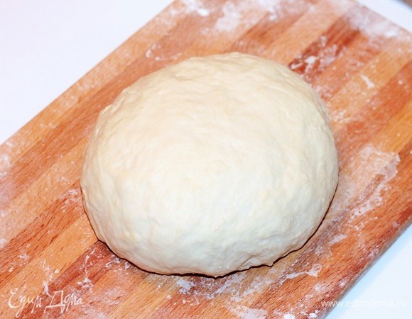 Стол хорошо посыпьте мукой и вымесите тесто, не забивая сильно мукой. Получается тесто, по консистенции похожее на дрожжевое, очень мягкое и немного липкое.