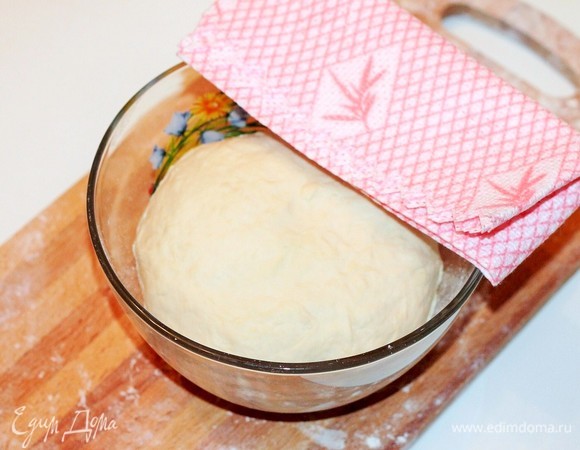 Положите тесто в чистую миску, накройте полотенцем или пленкой и оставьте на 20 минут созреть.