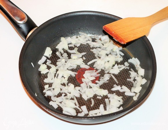 Очищенный и нарезанный кубиками репчатый лук обжарьте на сливочном масле. Сливочное масло можно заменить на растительное.