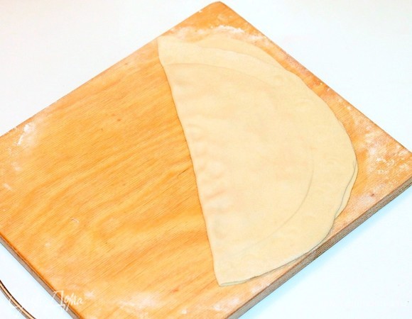 Накройте смазанную часть круга второй половинкой теста.