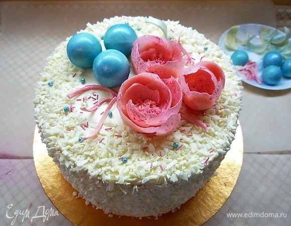 Декорируем по своему вкусу. Я приготовила цветы и шары из белого шоколада. Торт убираем в холодильник на пару часов.