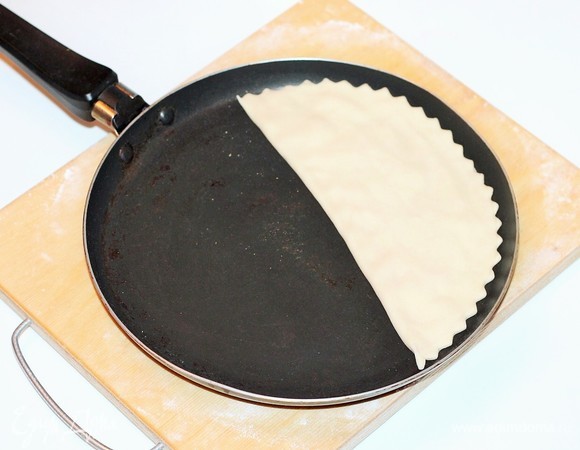 Обжарьте хингалш на сухой сковороде с двух сторон до румяного цвета. После каждой обжарки на сковороде остается мука, ее надо убирать сухой силиконовой кисточкой.