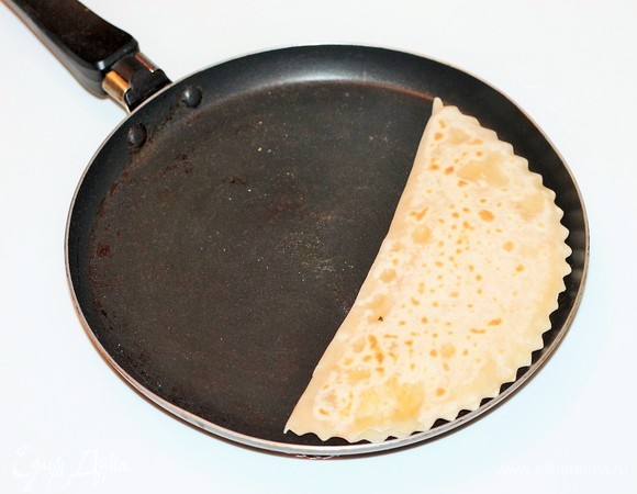 Во время жарки лепешки могут надуваться, их нужно проткнуть. Сложите все заготовки стопочкой, один на один, и накройте сухим полотенцем, чтобы сохранить тепло. Из обрезков теста формируем еще одну лепешку, таким образом получилось из 1 части теста 4 лепешки. С остальными частями теста поступаем так же, начиная с 10 шага. Всего у меня вышло 16 лепешек.