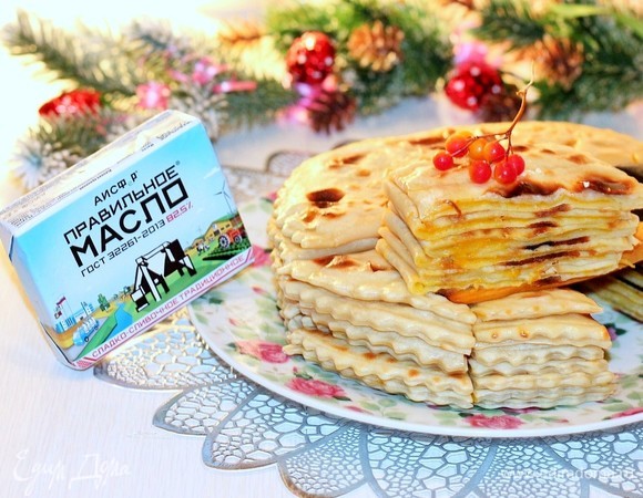 Далее нарежьте лепешки на 3–4 части и подайте с чаем или любым соусом по вашему вкусу.