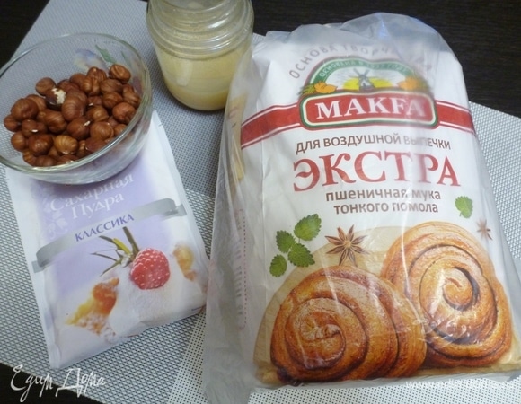 Подготовить ингредиенты для печенья. Если вас смущает смалец, то его можно заменить сливочным маслом (120 г), но вкус будет другой. Но уверяю вас, это только смотрится страшно, на вкус печенья он не влияет!