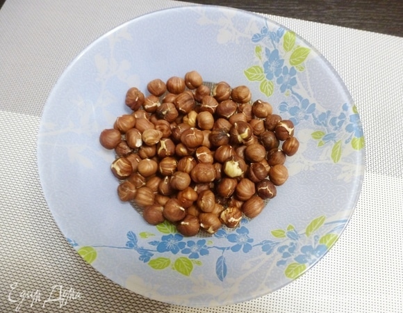 Орехи сначала нужно подсушить. Я делаю это в микроволновке, но можно в духовке. Потереть их в руках, освобождая от коричневой шкурки.