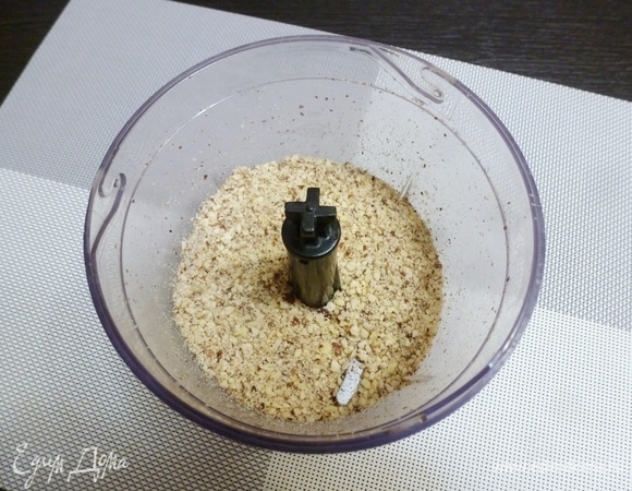 Измельчить орехи в блендере, но не в пыль.