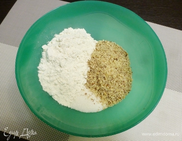 Смешать муку «Экстра» MAKFA, измельченные орехи и сахарную пудру. Пудры у меня не хватало, и я добавила мелкий сахар.